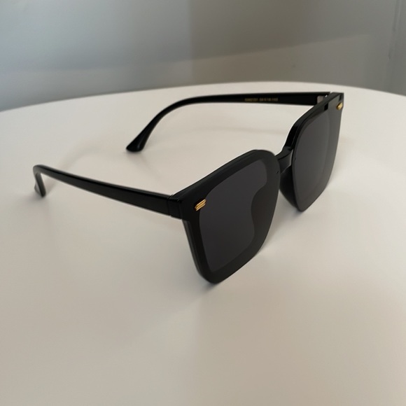 OVERSIZED SUNGLASSES BLACK with CASE - Picture 5 of 8